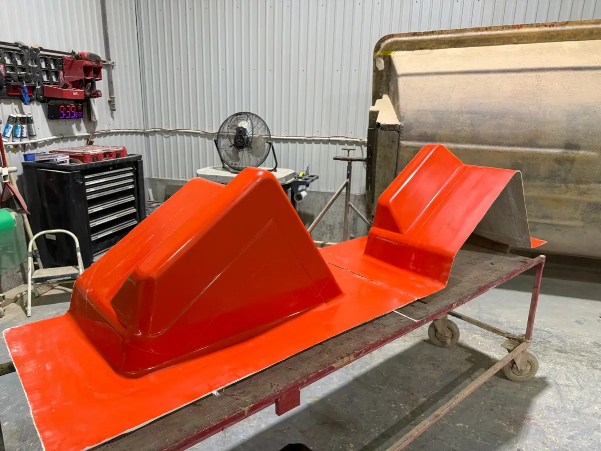 Moule industriel en matériau composite orange dans l'atelier de HTM Composites