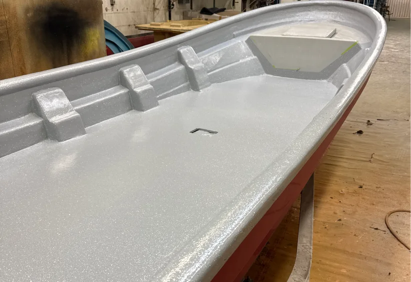 Coque de bateau en matériaux composites fabriquée sur mesure par HTM Composites