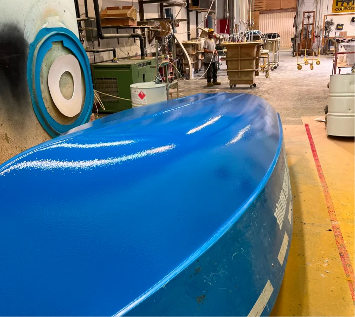 Coque de bateau en composite bleu brillant finie dans l'atelier de HTM Composites