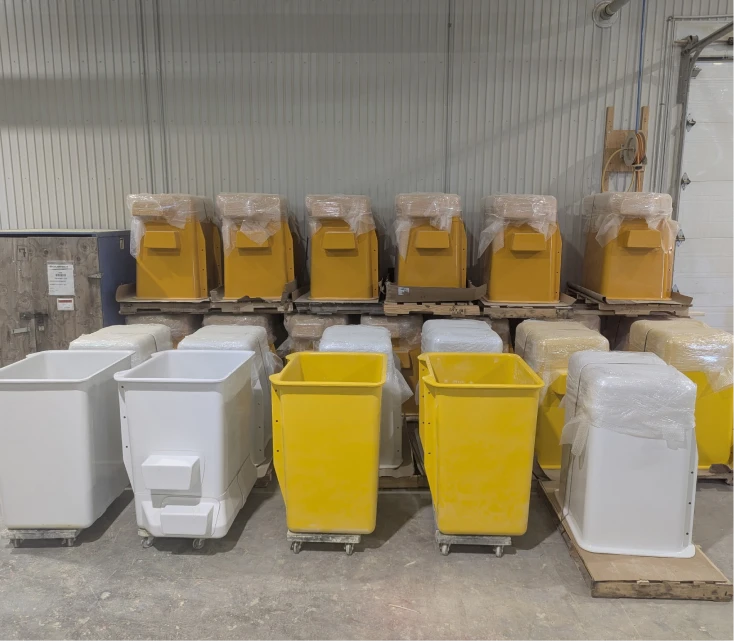 Série de pièces industrielles composites jaunes et blanches stockées dans l'atelier de HTM Composites